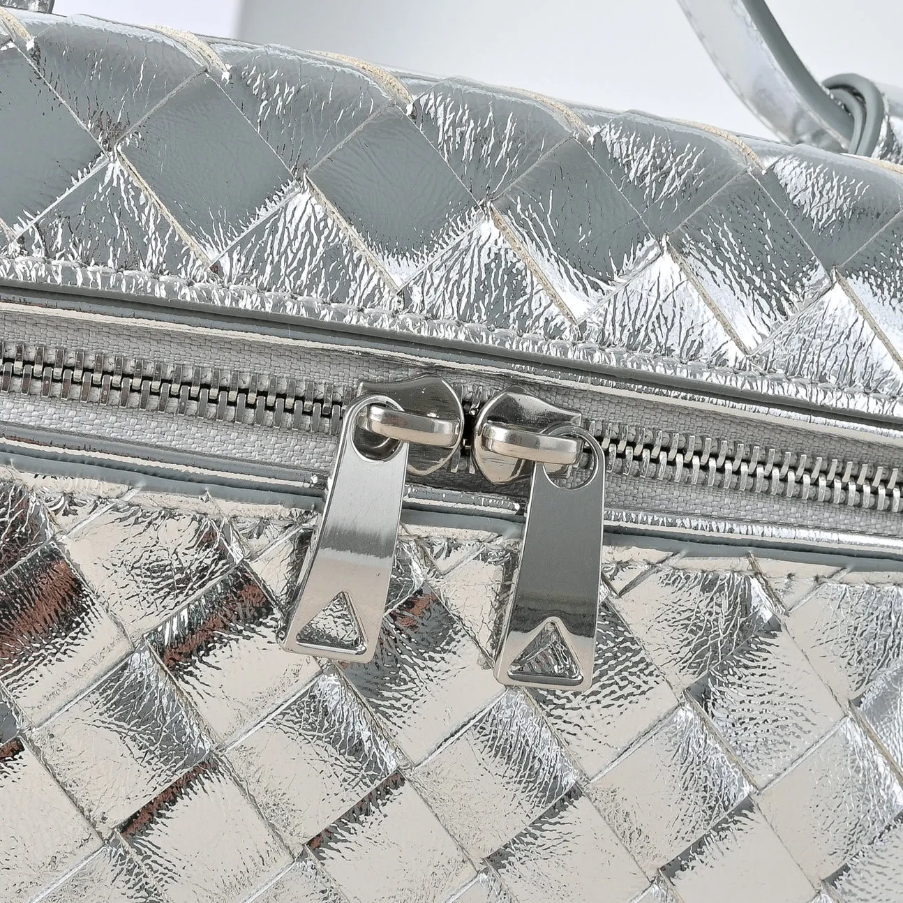 Batch 1360 #BV New Vanity Case Rope Cosmetic Bag, 🎈The metallic luster is super eye-catching and the festive atmosphere is perfect✨✨It adopts the brand's most classic cowhide weaving, with two-way zipper opening and closing, the overall style is retro and elegant, the top handle can be adjusted at will, the shoulder strap can be adjusted at will, the hand is elegant, and the cross-body is casual and casual, unlocking various concave styling scenes🎬 Model 9109 Size: 22x12.5x5
